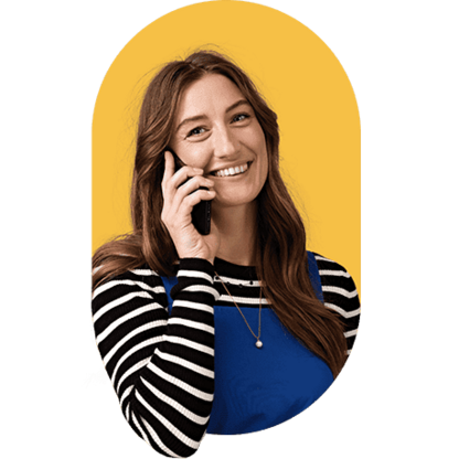 Rinkel van Jennifer glimlachend met aan het telefoneren op een gele achtergrond