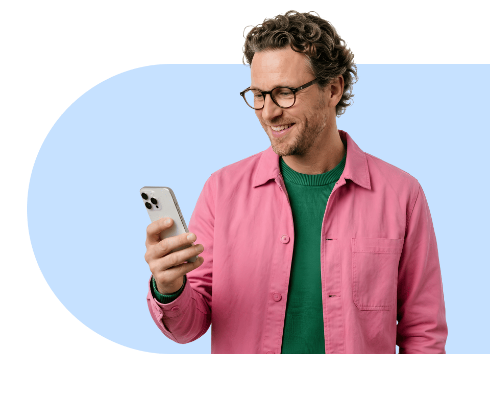 Robert van Rinkel is glimlachend aan het telefoneren in casual kleding in een switch icoon