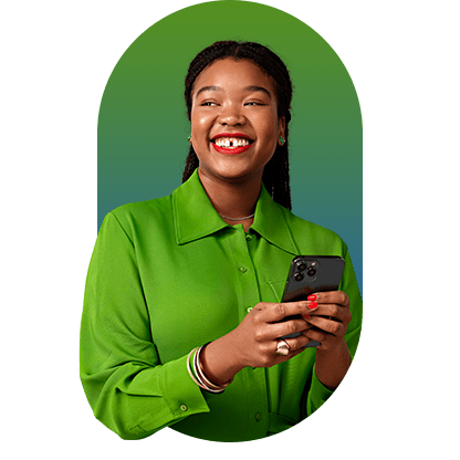 Rinkel van Keesha glimlachend met een mobiele telefoon in haar handen op een groen-blauwe achtergrond