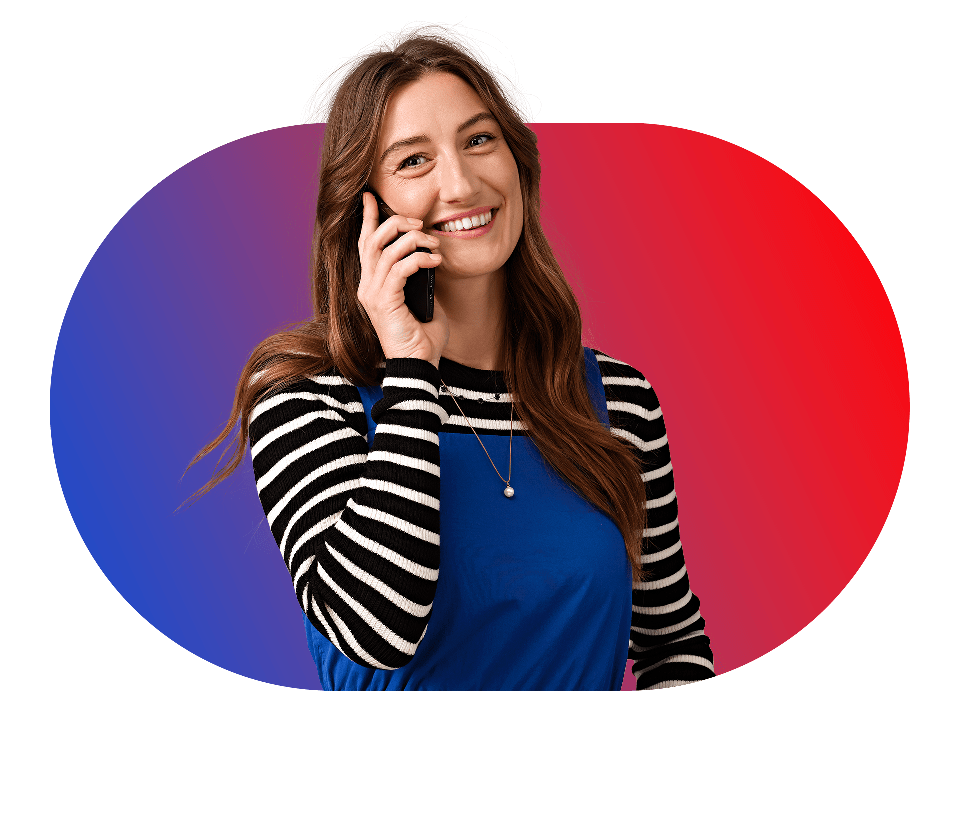 Jennifer van Rinkel glimlacht en telefoneert casually voor een rood-blauwe achtergrond