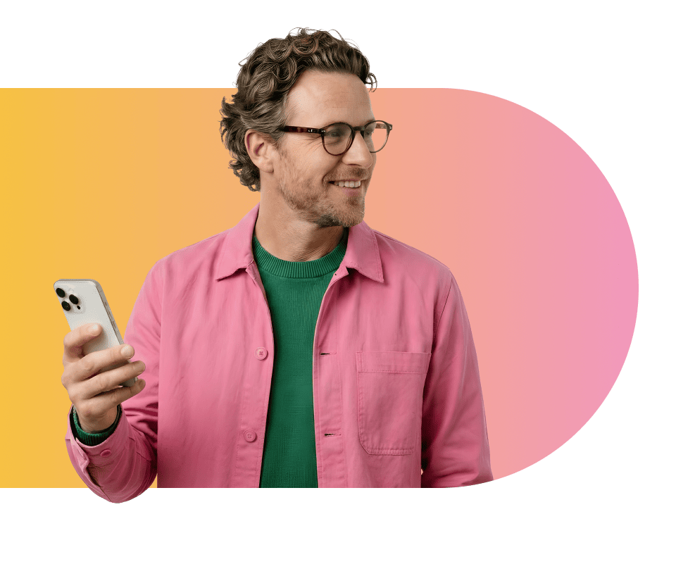Robert van Rinkel is glimlachend aan het telefoneren in casual kleding met gele-roze gradient op de achtergrond