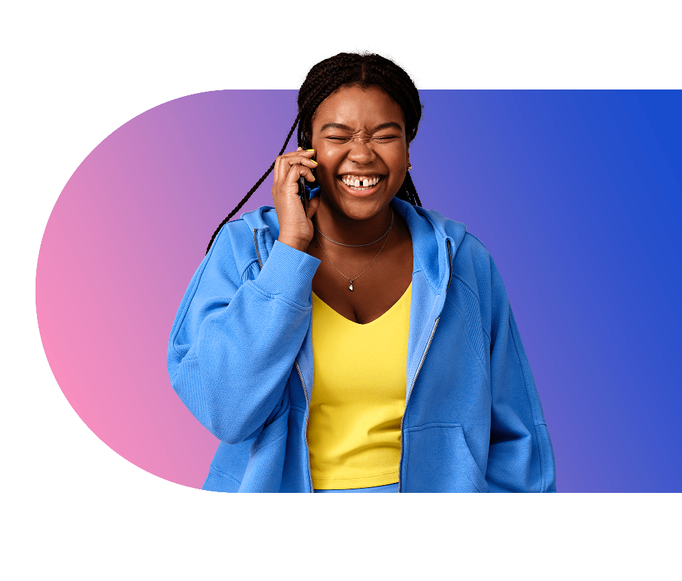 Keesha van Rinkel lachend aan de telefoon met casual kleding in roze-blauwe gradient