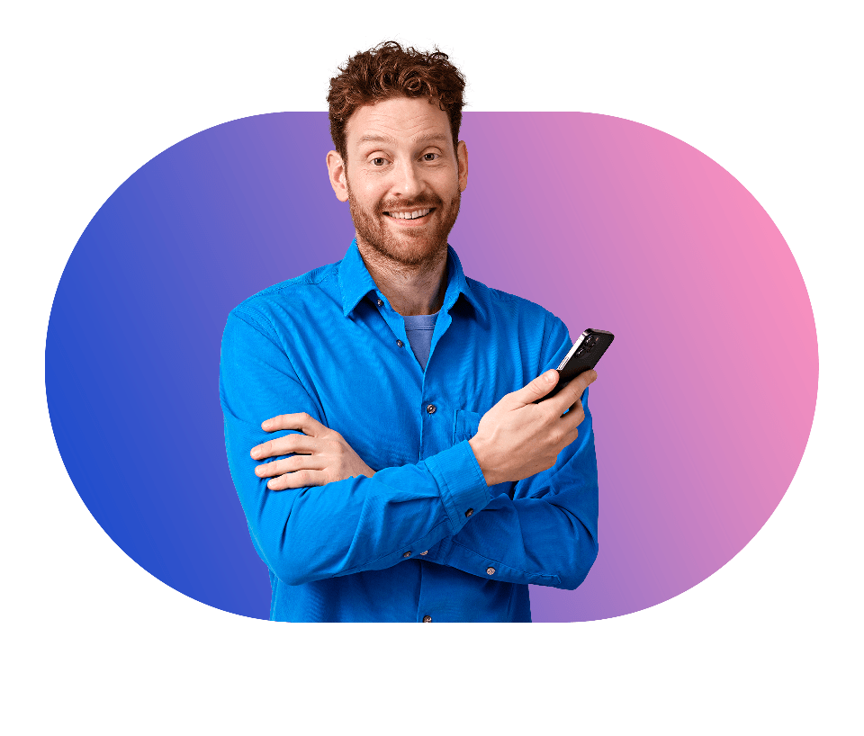 Robert van Rinkel houdt glimlachend een mobiele telefoon omhoog in blauw-roze gradient