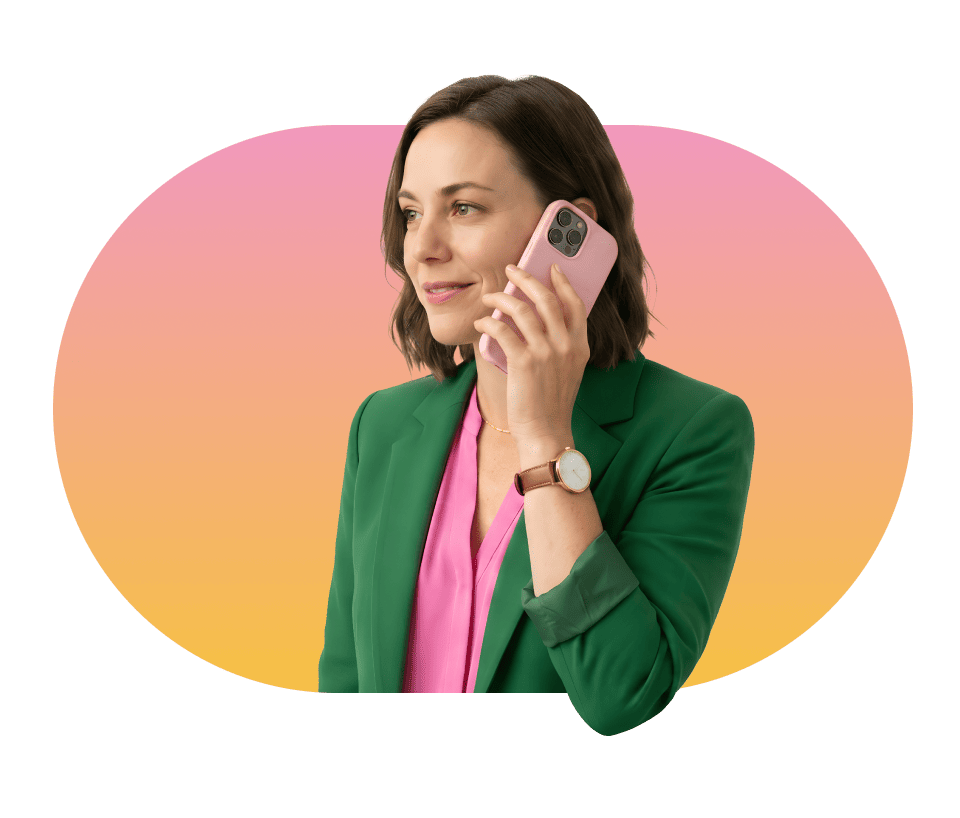 Jennifer van Rinkel in professionele kleding aan het telefoneren op een gele-roze achtergrond
