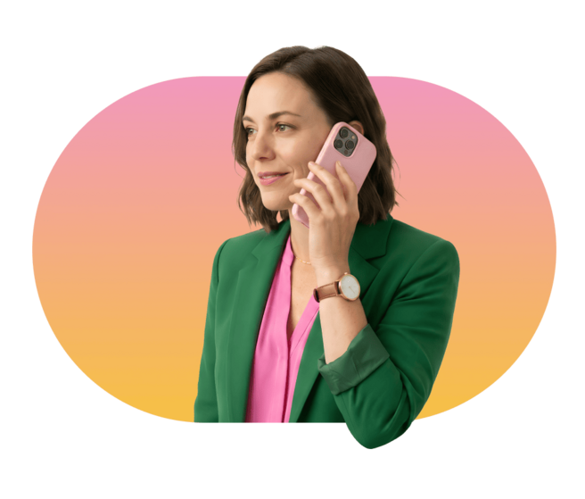 Jennifer van Rinkel in professionele kleding aan het telefoneren op een gele-roze achtergrond