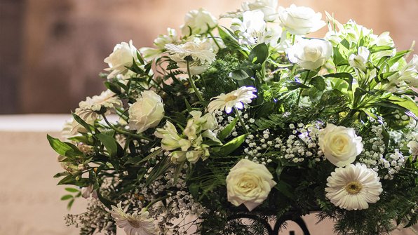 Rouwboeket met witte bloemen