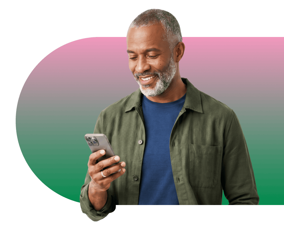 Alwin in pak telefoneert lachend met roze-blauwe gradient