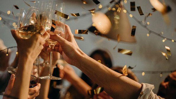 Handen in de lucht op een feestje met confetti