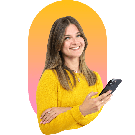 Collega Anja glimlachend met een telefoon in haar hand op een geel-roze achtergrond