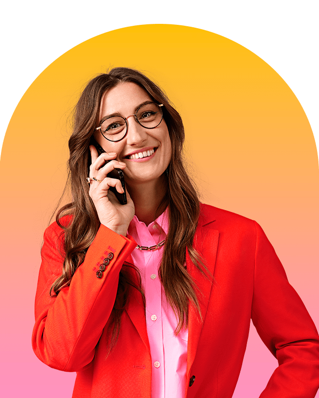 Jennifer van Rinkel in professionele kleding aan het telefoneren op een gele-roze achtergrond