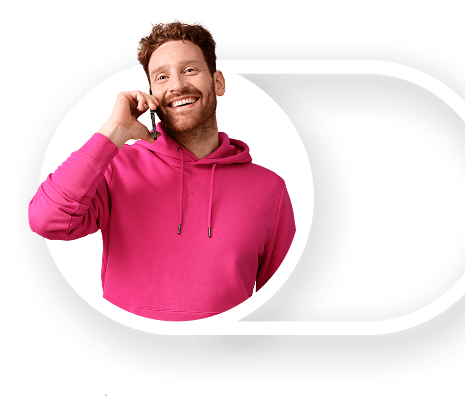 Robert van Rinkel is glimlachend aan het telefoneren in casual kleding in een switch icoon