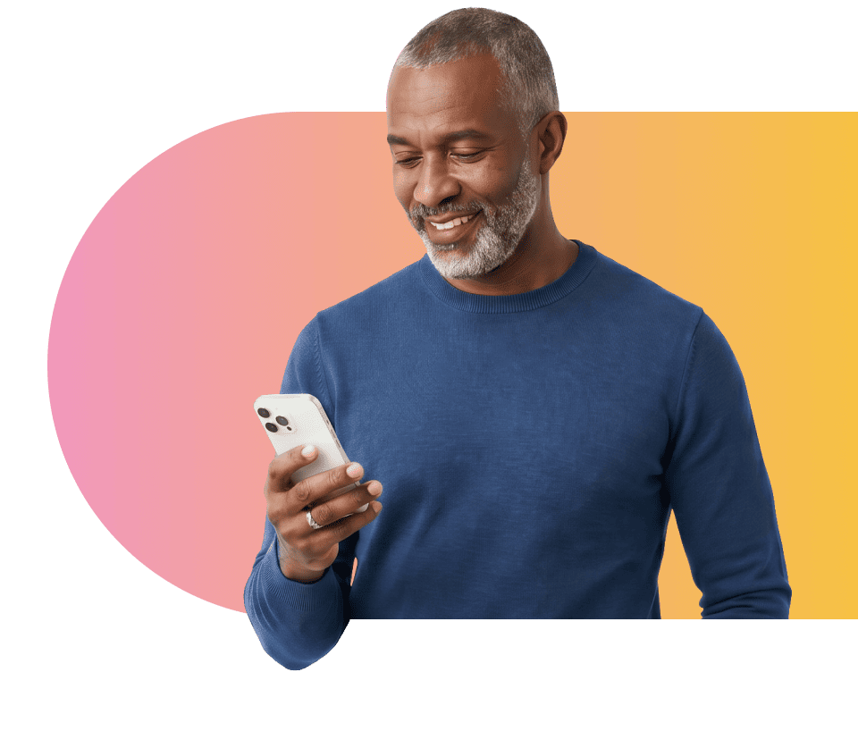 Alwin van Rinkel telefoneert casually en steekt zijn vinger omhoog met een glimlach. Met roze-gele gradient