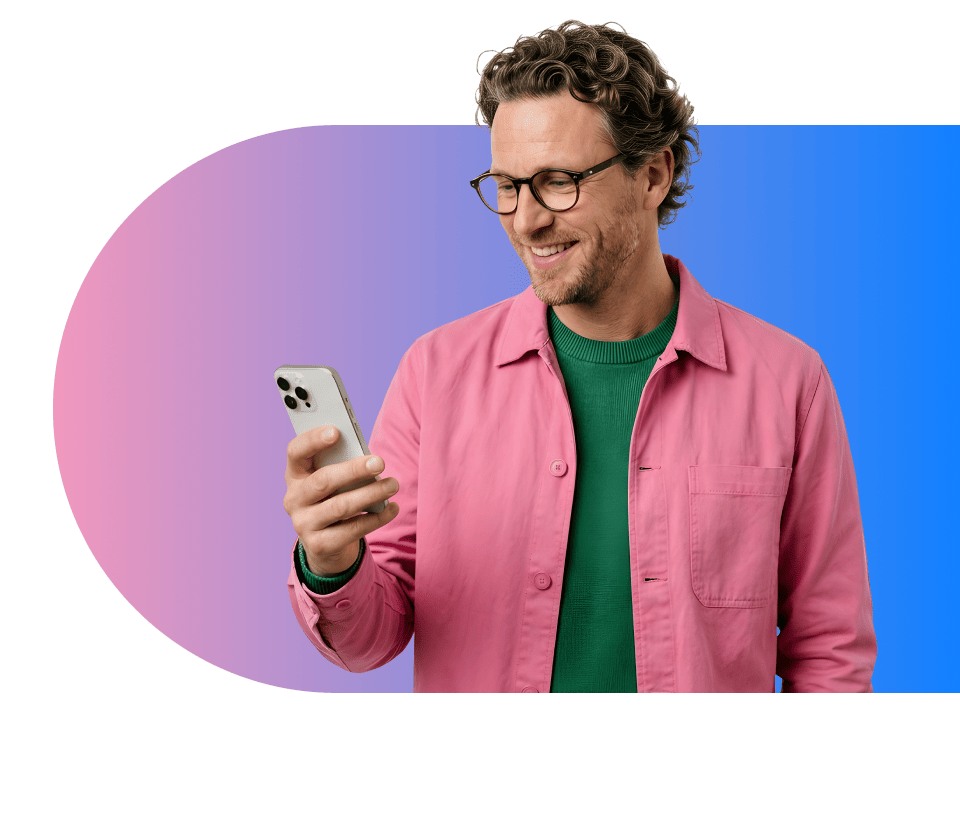 Robert van Rinkel houdt glimlachend een mobiele telefoon omhoog in blauw-roze gradient