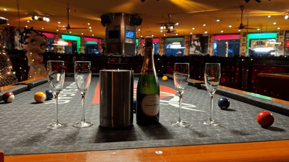 Successen vieren a la Rinkel met pool en champagne