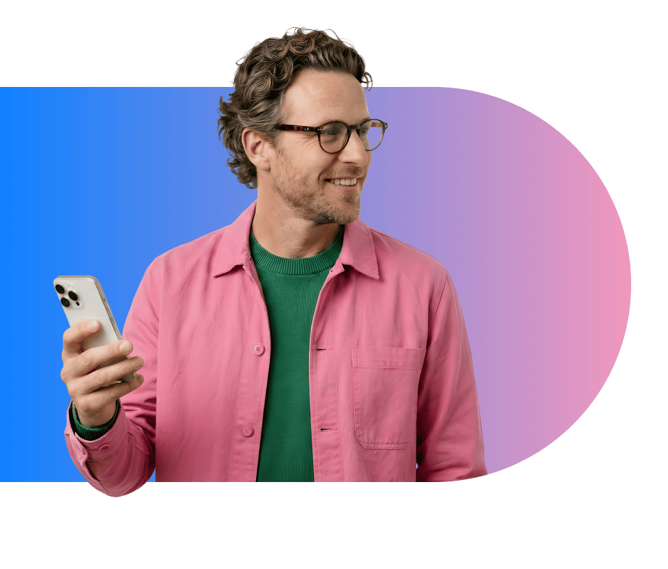 Robert van Rinkel houdt glimlachend een mobiele telefoon omhoog in blauw-roze gradient