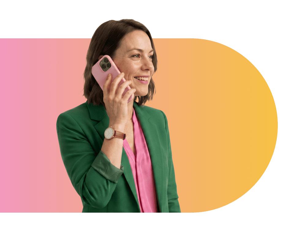 Jennifer van Rinkel in professionele kleding aan het telefoneren op een gele-roze achtergrond