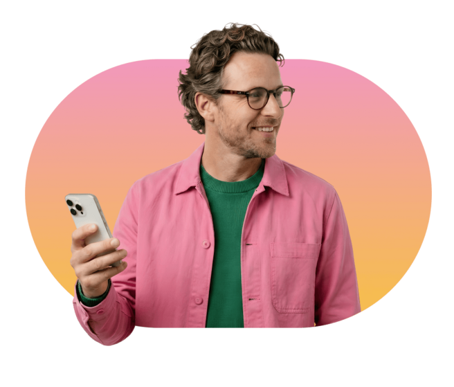 Robert van Rinkel is glimlachend aan het telefoneren in casual kleding met gele-roze gradient op de achtergrond