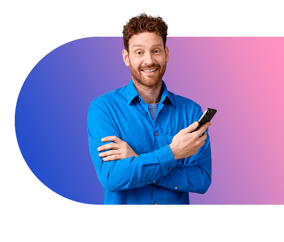 Robert van Rinkel houdt glimlachend een mobiele telefoon omhoog in blauw-roze gradient