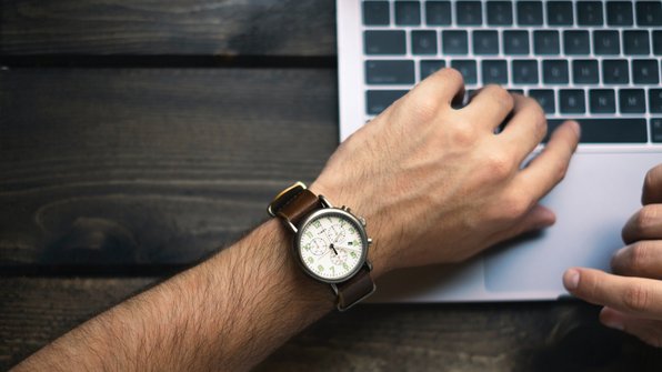 Horloge op laptop toetsenbord