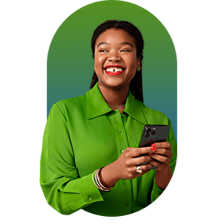 Rinkel van Keesha glimlachend met een mobiele telefoon in haar handen op een groen-blauwe achtergrond