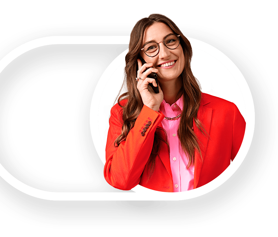 Jennifer van Rinkel in professionele kleding aan het telefoneren in een switch icoon