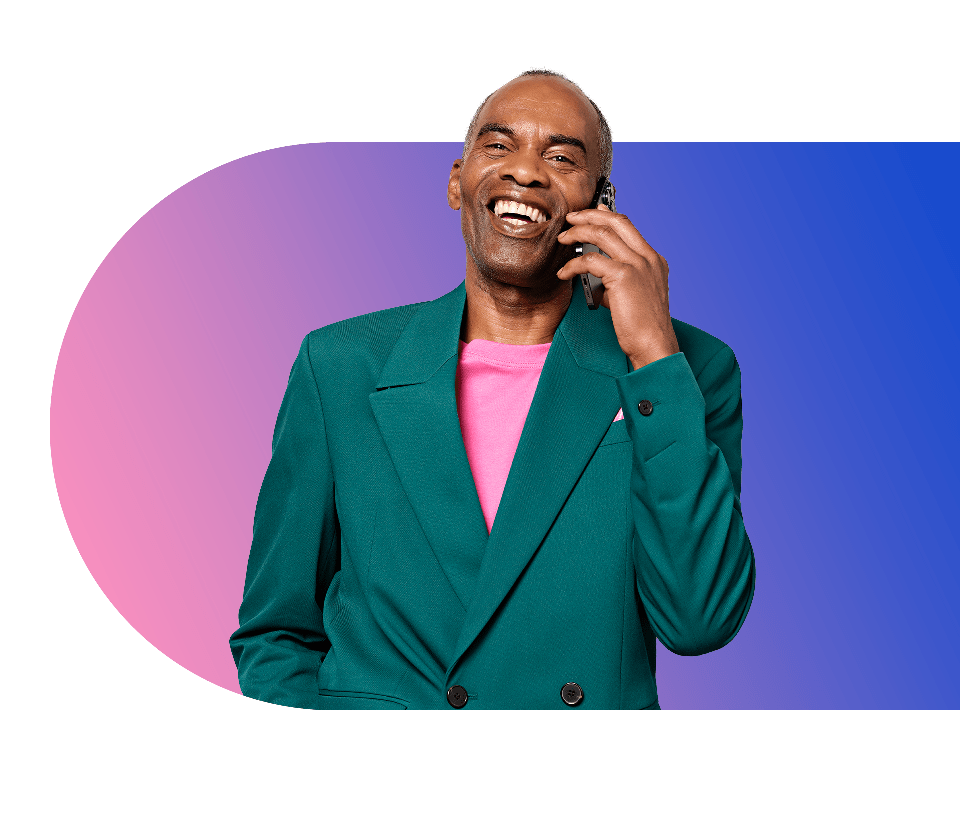 Alwin in pak telefoneert lachend met roze-blauwe gradient