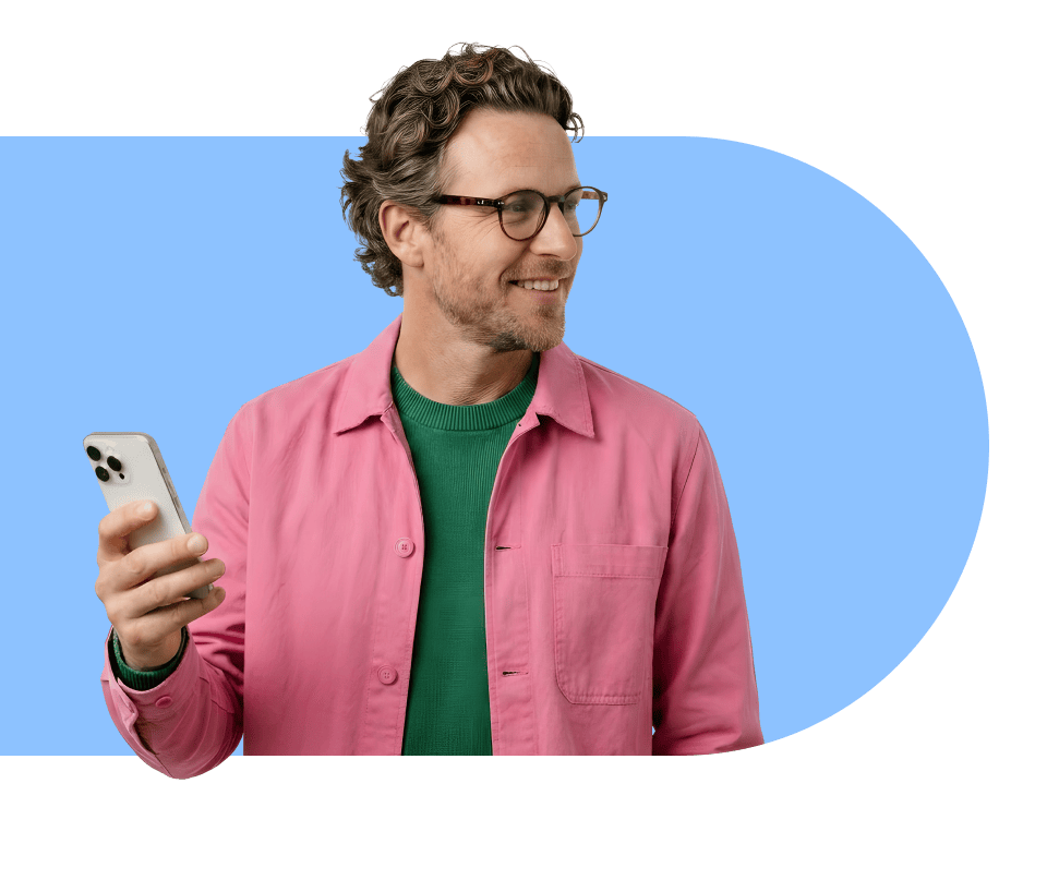 Robert van Rinkel houdt glimlachend een mobiele telefoon omhoog in een switch icoon