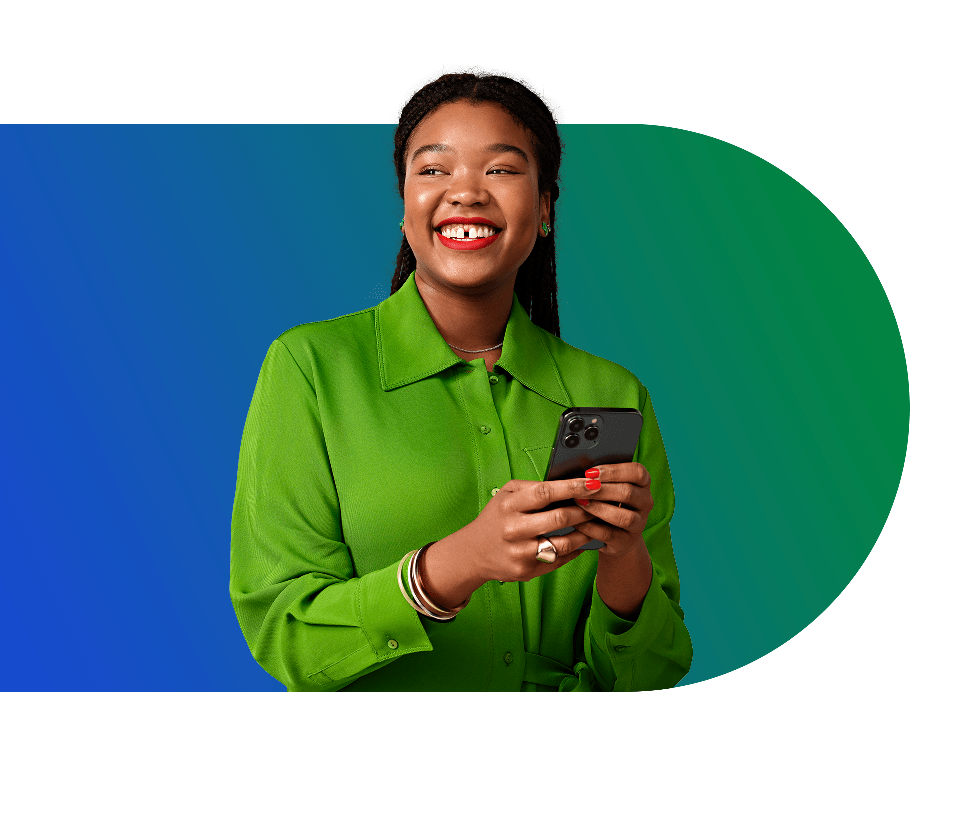 Keesha van Rinkel houdt glimlachend haar telefoon vast met zakelijke kleding in groen-blauwe gradient