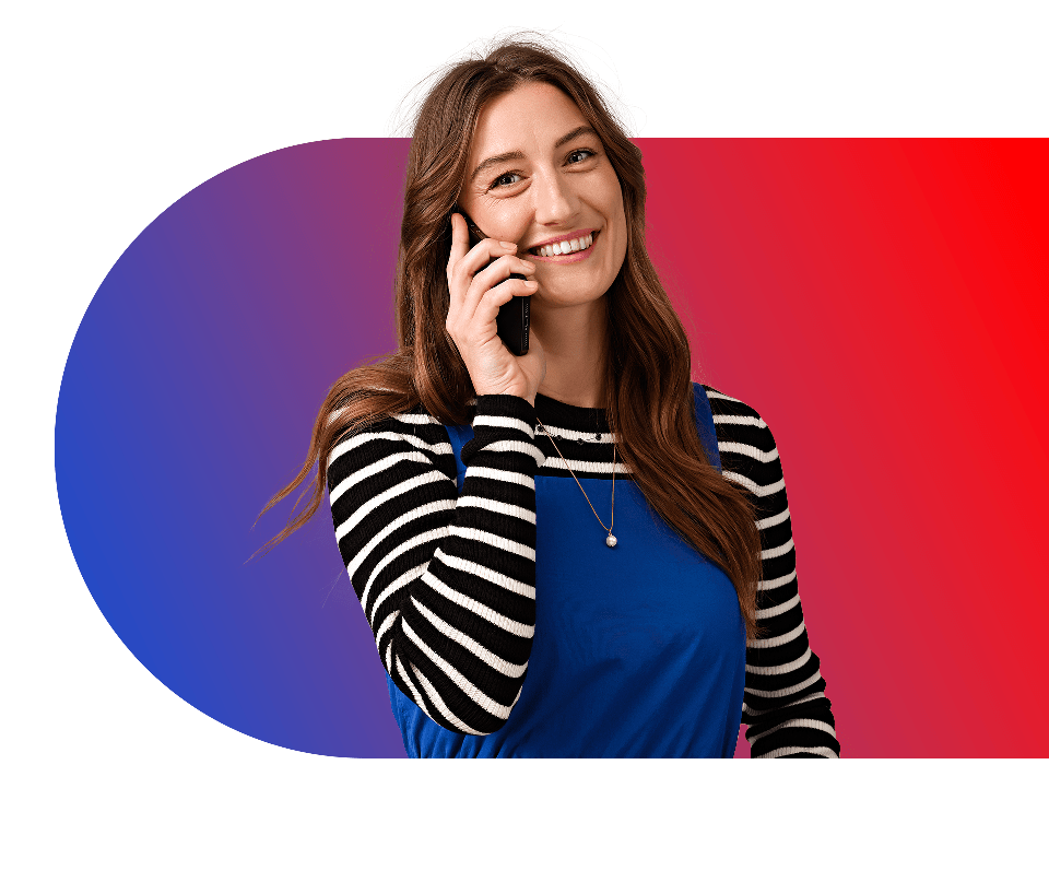 Jennifer van Rinkel glimlacht en telefoneert casually voor een rood-blauwe achtergrond
