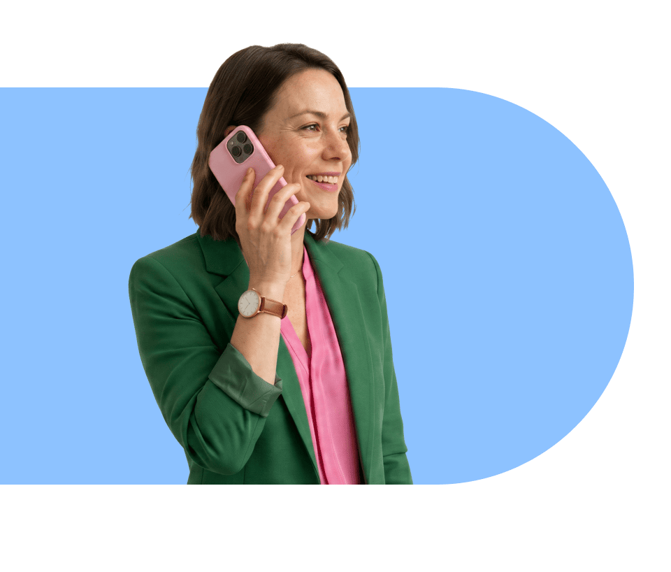 Jennifer van Rinkel in professionele kleding aan het telefoneren in een switch icoon
