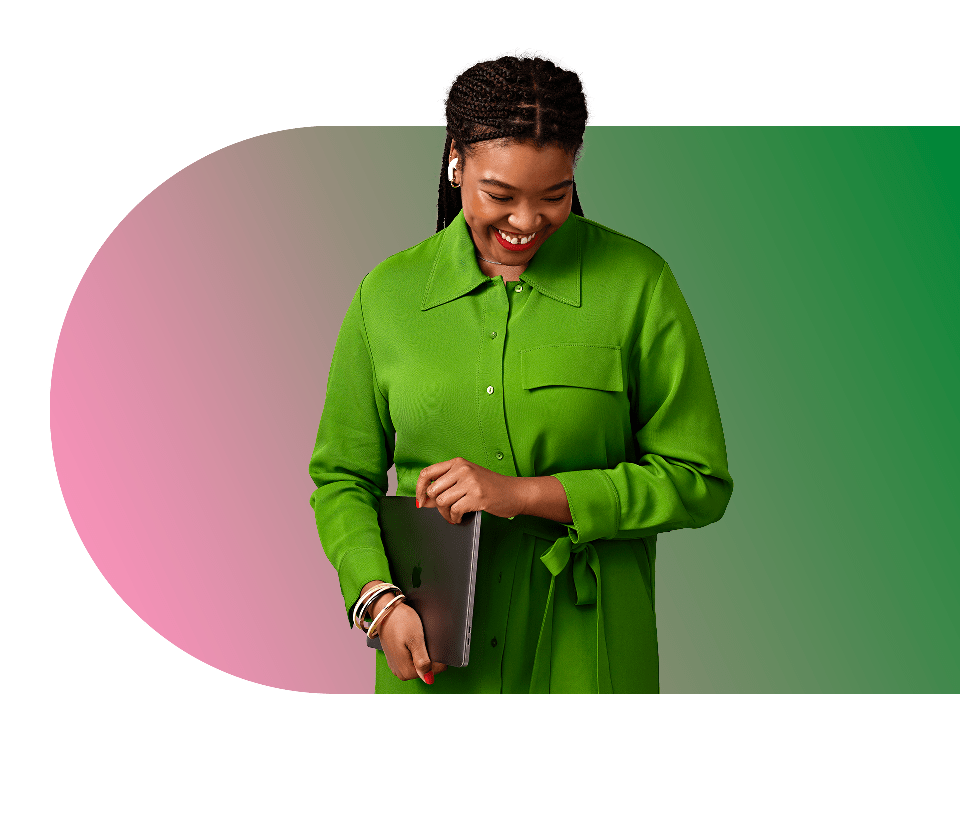 Keesha van Rinkel houdt haar Macbook vast en kijkt naar beneden in roze-groene gradient