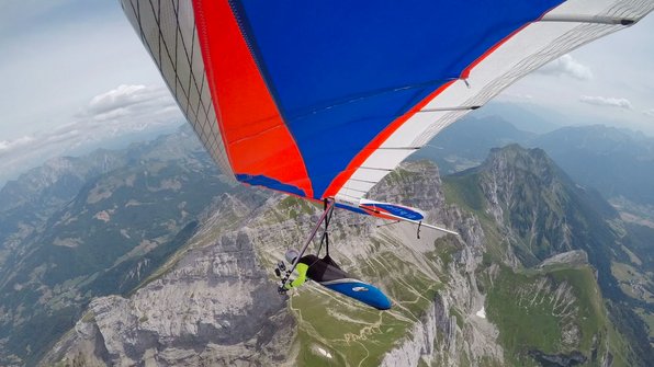 Deltavlieger boven hoge gebergten