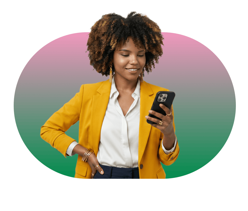 Keesha van Rinkel houdt haar Macbook vast en kijkt naar beneden in roze-groene gradient