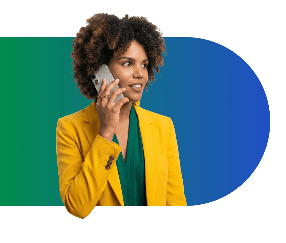 Keesha van Rinkel houdt glimlachend haar telefoon vast met zakelijke kleding in groen-blauwe gradient