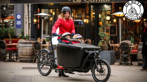 Vrouw met een bakfiets in Amsterdam - Dr Beyk in de Spotlight bij Rinkel