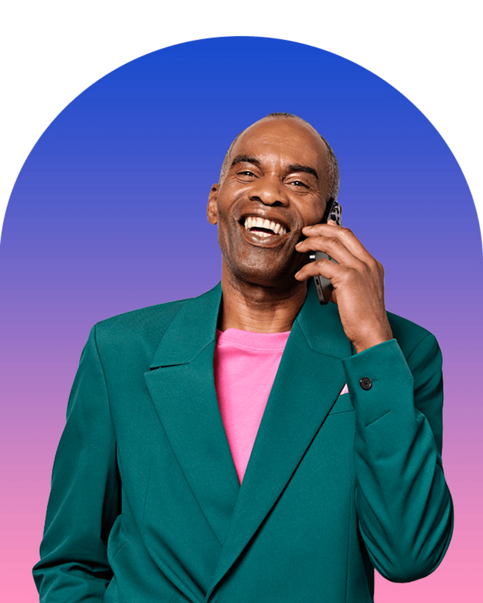 Alwin in pak telefoneert lachend met roze-blauwe gradient