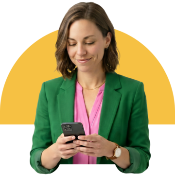 Jennifer from Rinkel holds mobile phone and looks to the left with a smile