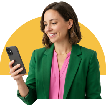 Jennifer from Rinkel holds mobile phone and looks to the left with a smile