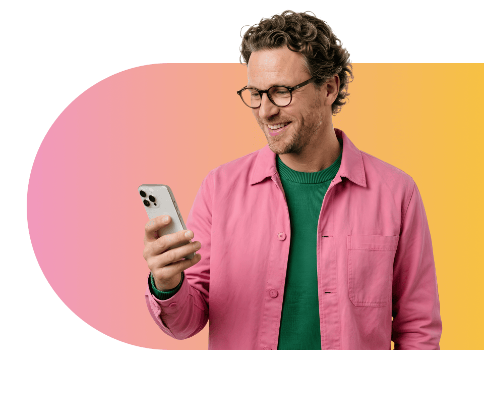 Robert van Rinkel is glimlachend aan het telefoneren in casual kleding met gele-roze gradient op de achtergrond