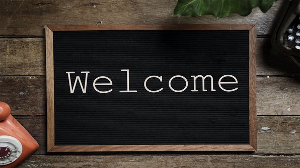 Zwart bord met "Welcome" geschreven