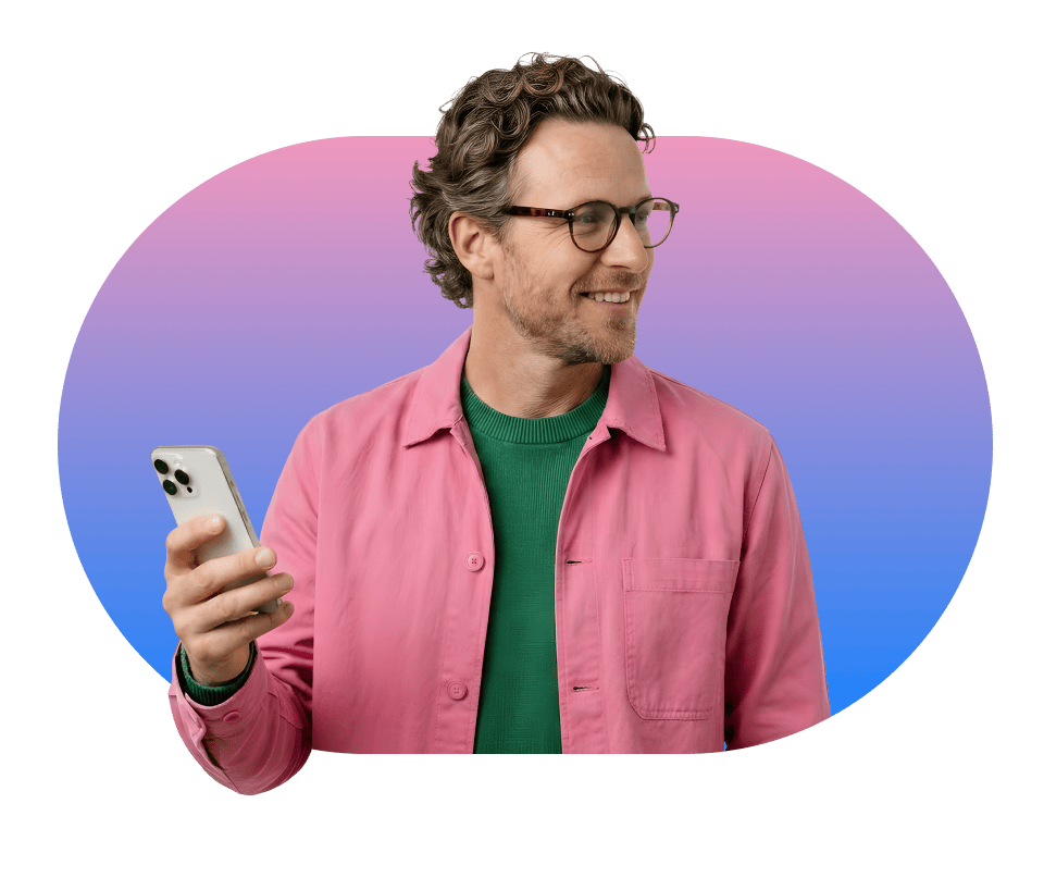 Robert van Rinkel houdt glimlachend een mobiele telefoon omhoog in blauw-roze gradient
