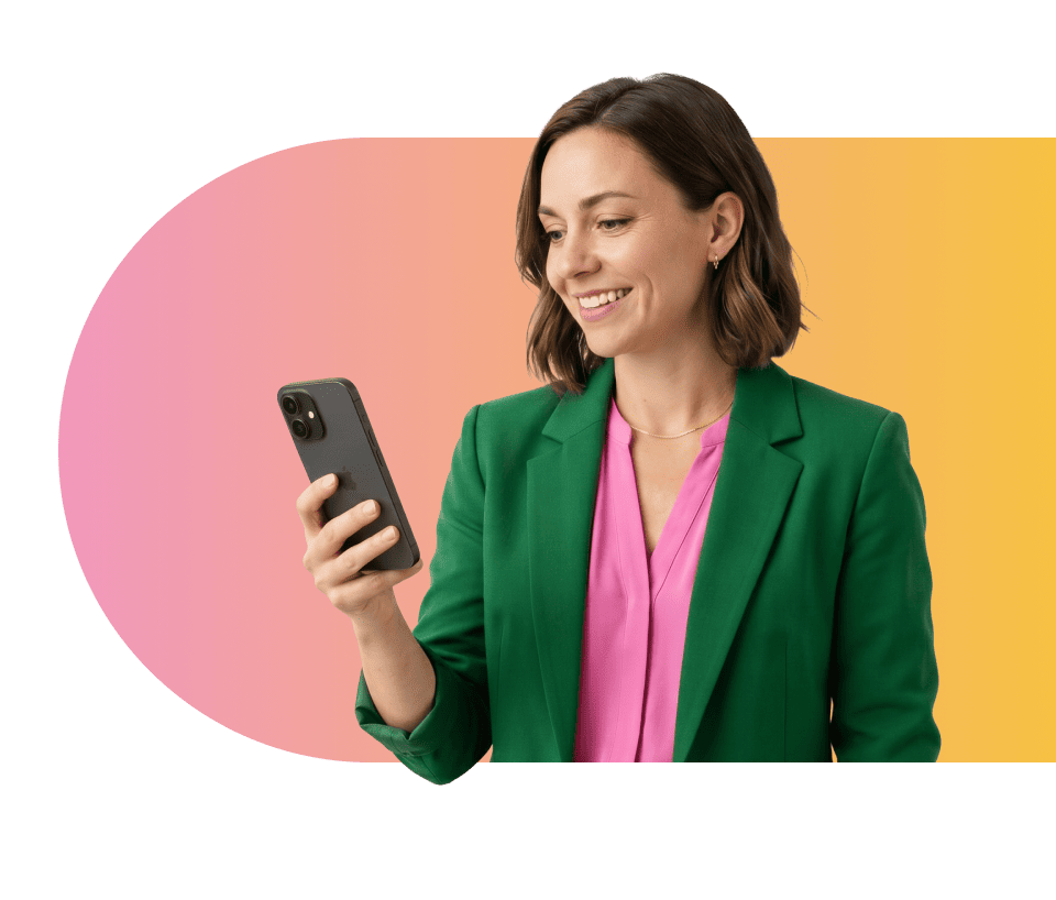 Jennifer van Rinkel in professionele kleding aan het telefoneren op een gele-roze achtergrond