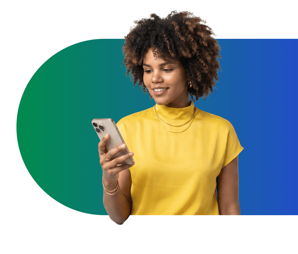 Keesha van Rinkel houdt glimlachend haar telefoon vast met zakelijke kleding in groen-blauwe gradient