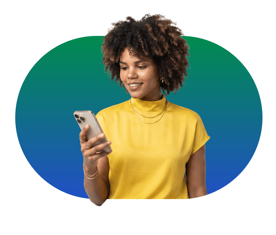 Keesha van Rinkel houdt glimlachend haar telefoon vast met zakelijke kleding in groen-blauwe gradient