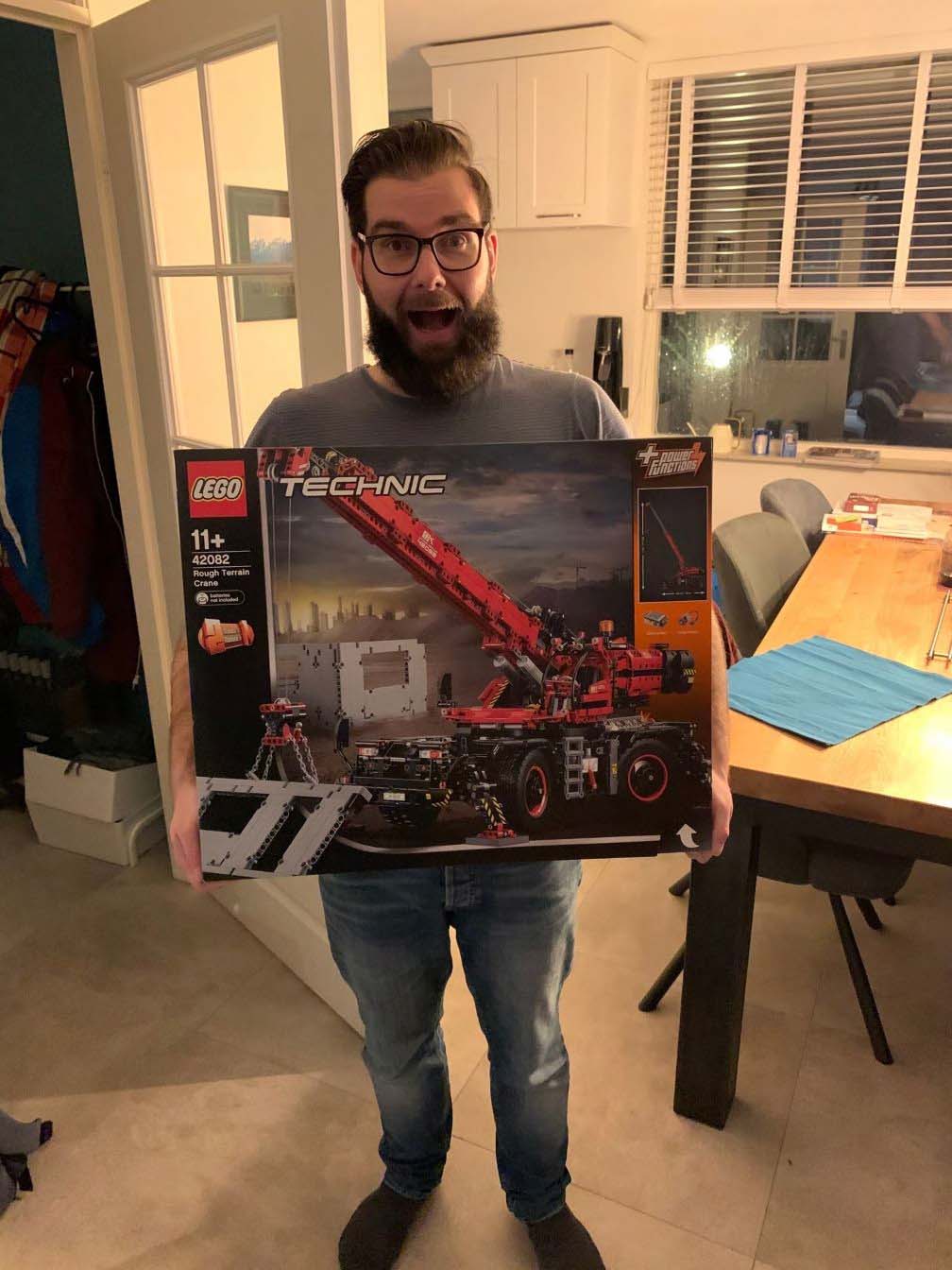 Collega Jesper met zijn nieuwe Lego-aanwinst