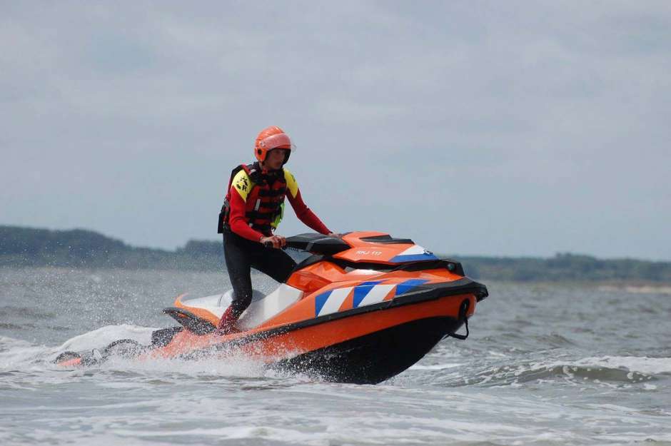 Een man op een jetski als reddingsbrigade van Rockanje