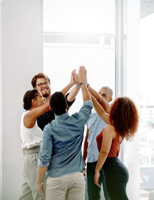 5 mensen die elkaar een high five geven