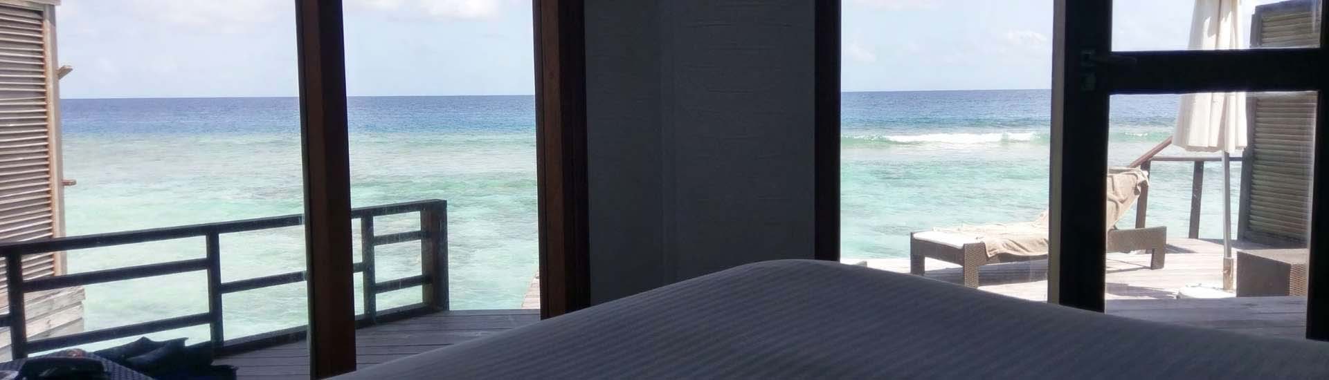 Uitzicht vanuit bed in de Malediven