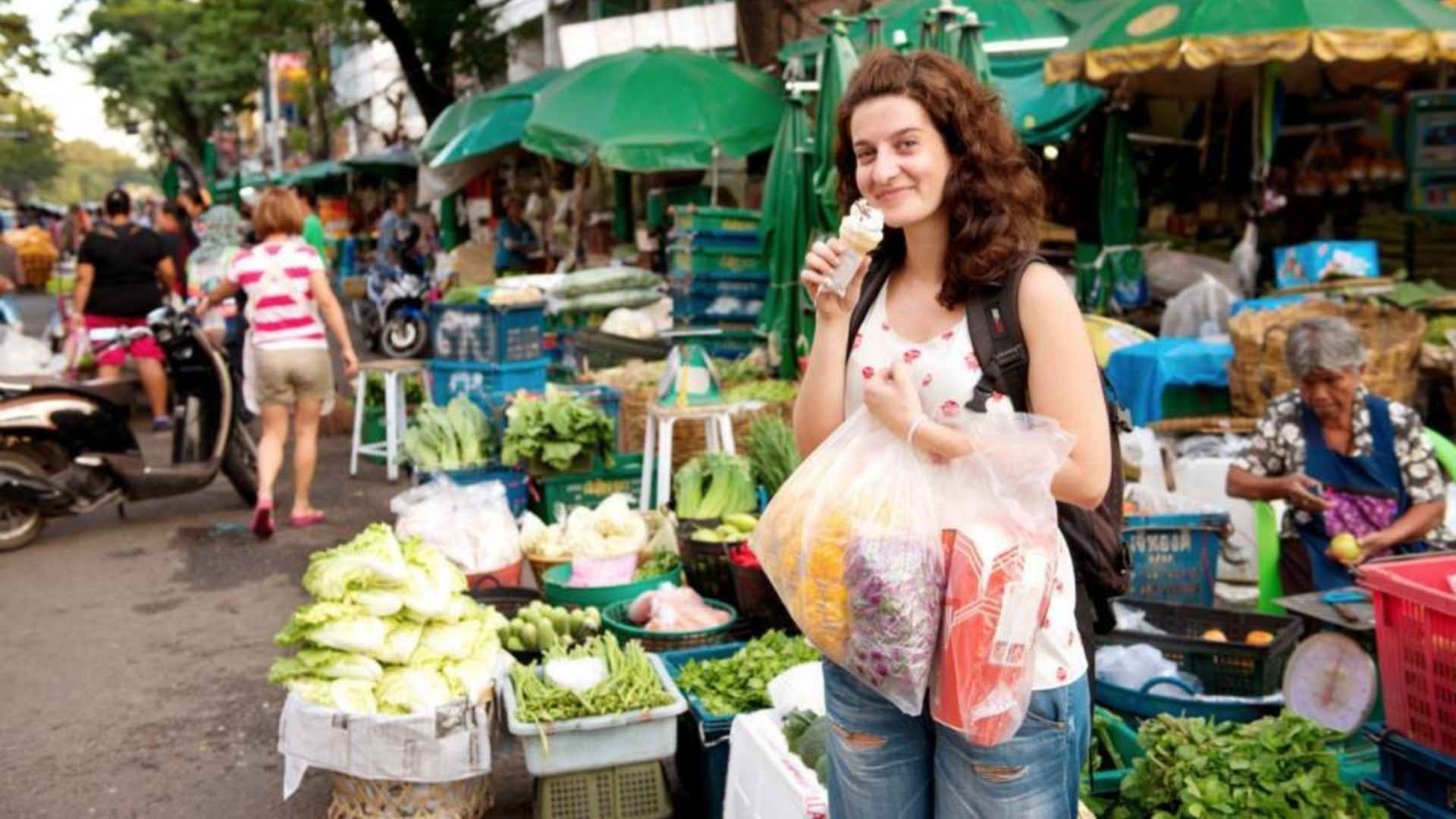 Collega Silvina op de markt in Thailand