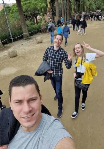 Collega's Mike Dennis en Janine in Parc Güell in Barcelona